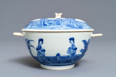 Un bol couvert sur pr&eacute;sentoir en porcelaine de Chine bleu et blanc, marque de Chenghua, Kangxi