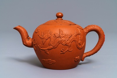 Een Chinese Yixing steengoed theepot met reli&euml;fdecor van draken, Kangxi