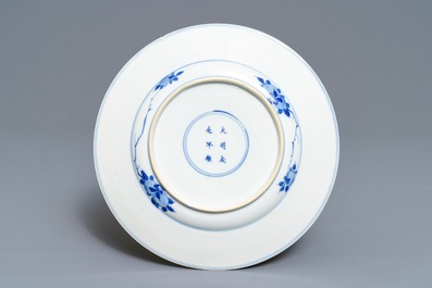 Un bol couvert sur pr&eacute;sentoir en porcelaine de Chine bleu et blanc, marque de Chenghua, Kangxi
