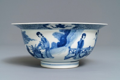 Un bol de type klapmuts en porcelaine de Chine bleu et blanc, marque de Chenghua, Kangxi