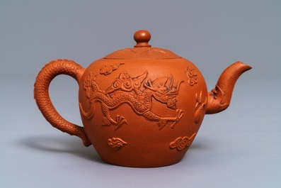 Een Chinese Yixing steengoed theepot met reli&euml;fdecor van draken, Kangxi