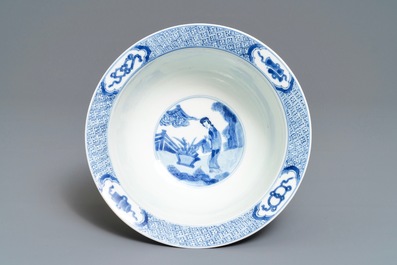 Un bol de type klapmuts en porcelaine de Chine bleu et blanc, marque de Chenghua, Kangxi