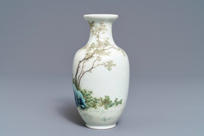 Een fijne Chinese fencai vaas met figuren in een landschap, Qianlong merk, Republiek, 20e eeuw
