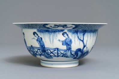 Un bol de type klapmuts en porcelaine de Chine bleu et blanc, marque de Chenghua, Kangxi