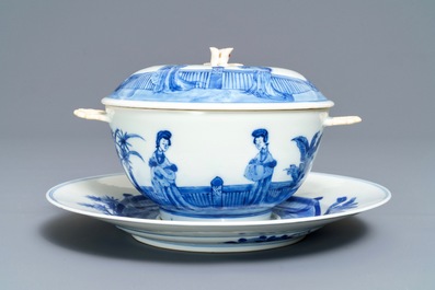 Un bol couvert sur pr&eacute;sentoir en porcelaine de Chine bleu et blanc, marque de Chenghua, Kangxi