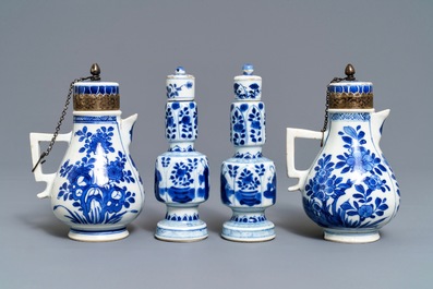 Une paire de vases et une paire de verseuses en porcelaine de Chine bleu et blanc, Kangxi