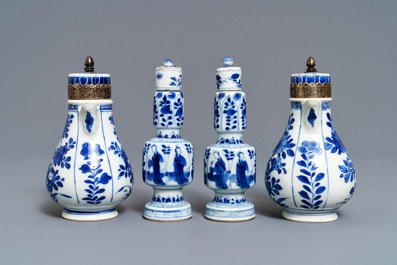 Une paire de vases et une paire de verseuses en porcelaine de Chine bleu et blanc, Kangxi