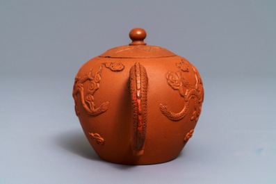 Een Chinese Yixing steengoed theepot met reli&euml;fdecor van draken, Kangxi