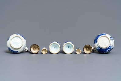 Une paire de vases et une paire de verseuses en porcelaine de Chine bleu et blanc, Kangxi