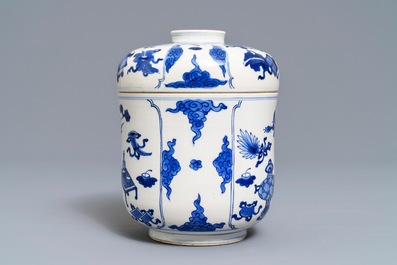 A Chinese blue and white jar and cover with antiquities design, Kangxi