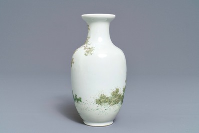 Een fijne Chinese fencai vaas met figuren in een landschap, Qianlong merk, Republiek, 20e eeuw