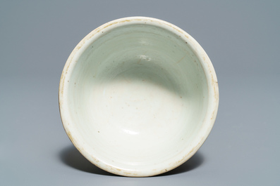 A Chinese famille verte tea caddy, a plate and a famille rose stem cup, Kangxi/Yongzheng