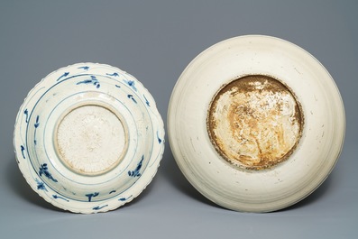 Deux grands plats en porcelaine de Chine bleu et blanc dite 'de Swatow', Ming