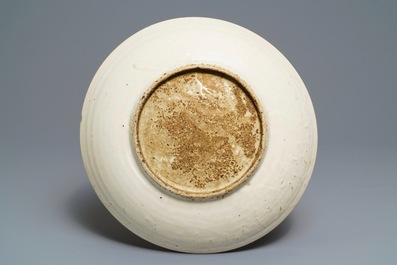 Een Chinese polychrome Swatow schotel met een draak, Ming