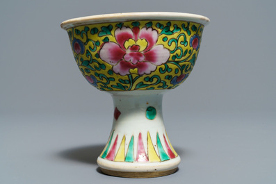 A Chinese famille verte tea caddy, a plate and a famille rose stem cup, Kangxi/Yongzheng