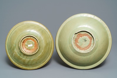 Twee Chinese Longquan celadon schotels met onderglazuur decor, Ming
