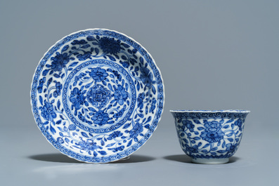 Zes Chinese blauwwitte koppen en schotels met floraal decor, Kangxi