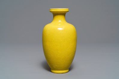 A Chinese monochrome yellow crackle-glazed vase, Kangxi mark, 19th C.