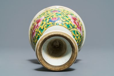 A Chinese famille verte tea caddy, a plate and a famille rose stem cup, Kangxi/Yongzheng