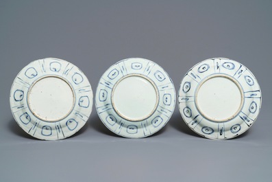 Drie Chinese blauwwitte kraakporseleinen borden met vogels, Wanli