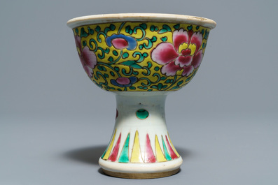 A Chinese famille verte tea caddy, a plate and a famille rose stem cup, Kangxi/Yongzheng