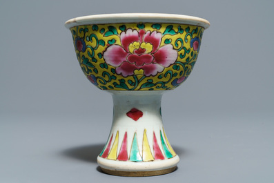 A Chinese famille verte tea caddy, a plate and a famille rose stem cup, Kangxi/Yongzheng