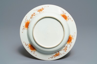 A fine Chinese famille rose plate with antiquities design, Yongzheng