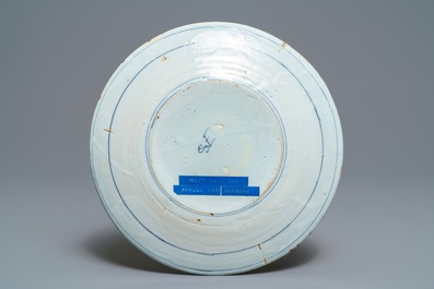 Une assiette armori&eacute;e en fa&iuml;ence de Delft bleu et blanc, 2&egrave;me moiti&eacute; du 17&egrave;me