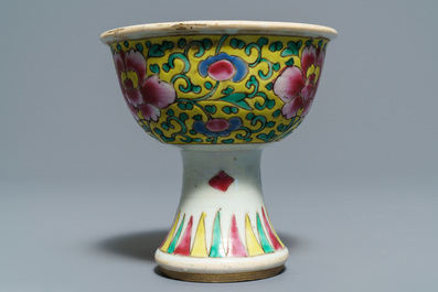 A Chinese famille verte tea caddy, a plate and a famille rose stem cup, Kangxi/Yongzheng