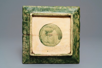 Un plat de forme carr&eacute; en gr&egrave;s de Japon de type Gennai &agrave; d&eacute;cor de la carte de Japon, Meiji, 19&egrave;me