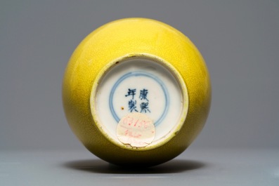 A Chinese monochrome yellow crackle-glazed vase, Kangxi mark, 19th C.