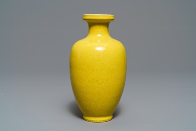 A Chinese monochrome yellow crackle-glazed vase, Kangxi mark, 19th C.