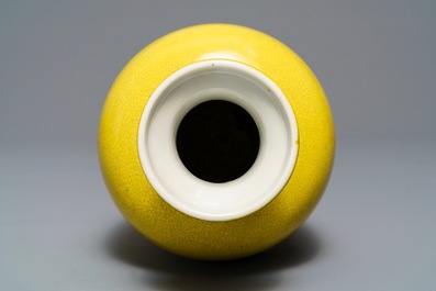 A Chinese monochrome yellow crackle-glazed vase, Kangxi mark, 19th C.