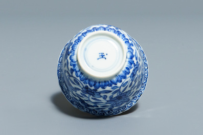 Zes Chinese blauwwitte koppen en schotels met floraal decor, Kangxi