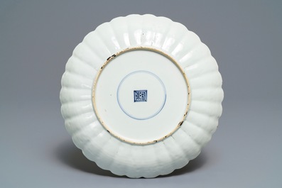 Un plat en porcelaine de Chine verte-Imari &agrave; d&eacute;cor de coquilles, Kangxi