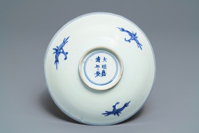 Een Chinese blauwwitte kom met floraal decor, Jiajing merk en periode