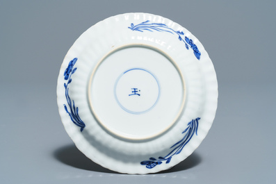 Zes Chinese blauwwitte koppen en schotels met floraal decor, Kangxi