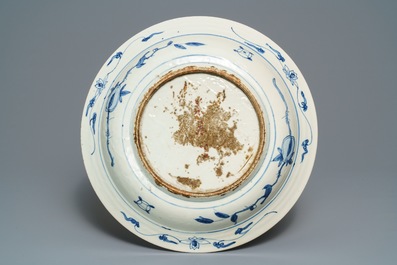 Een fijne grote Chinese blauwwitte Swatow schotel met inscriptie, Ming