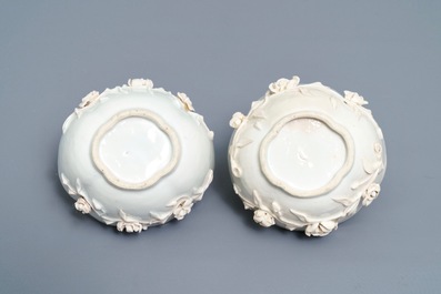 Een paar Chinese blauwwitte 'soft paste' koppen en schotels met reli&euml;fdecor, Qianlong
