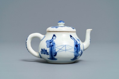 Een Chinese blauwwitte Yixing-stijl theepot en een Anhua bord, Tianqi en Kangxi