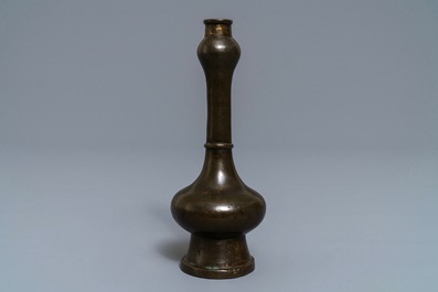 Un vase en bronze de forme dite "t&ecirc;te d'ail" aux taches de dorure,  Ming/Qing