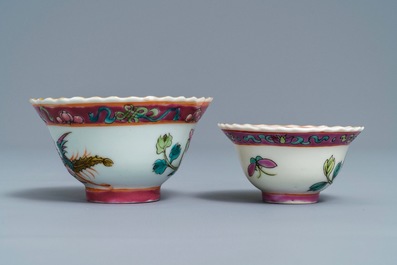 Une collection de tasses et soucoupes et un vase en porcelaine de Chine pour le march&eacute; Peranakan ou Straits, 19&egrave;me