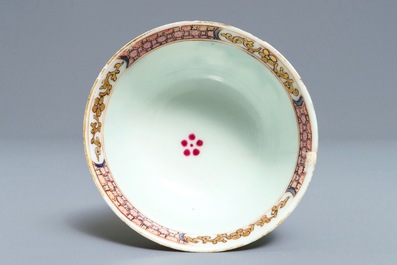 Une tasse et soucoupe en porcelaine de Chine famille rose &agrave; d&eacute;cor d'une musicienne, Yongzheng