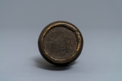 Un vase en bronze de forme dite "t&ecirc;te d'ail" aux taches de dorure,  Ming/Qing