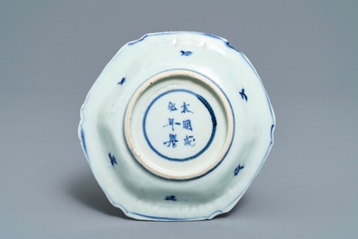 Een Chinese blauwwitte Yixing-stijl theepot en een Anhua bord, Tianqi en Kangxi