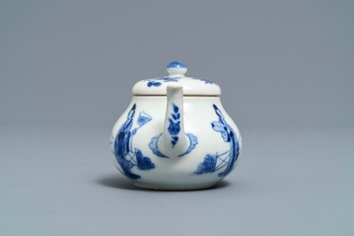 Een Chinese blauwwitte Yixing-stijl theepot en een Anhua bord, Tianqi en Kangxi