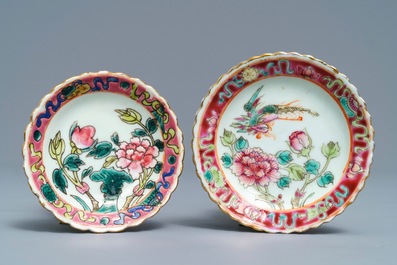 Une collection de tasses et soucoupes et un vase en porcelaine de Chine pour le march&eacute; Peranakan ou Straits, 19&egrave;me