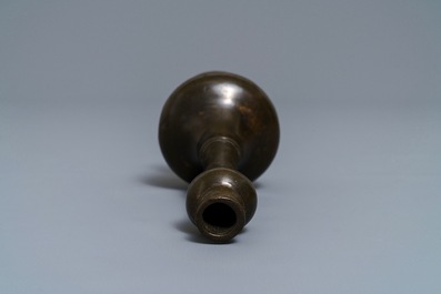 Un vase en bronze de forme dite "t&ecirc;te d'ail" aux taches de dorure,  Ming/Qing