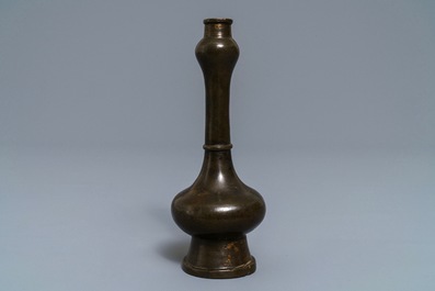 Un vase en bronze de forme dite "t&ecirc;te d'ail" aux taches de dorure,  Ming/Qing