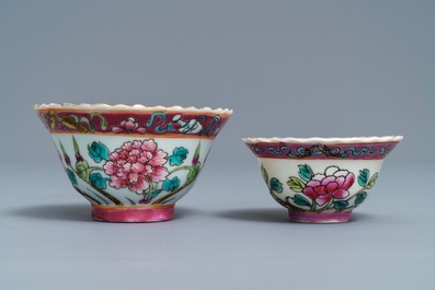 Une collection de tasses et soucoupes et un vase en porcelaine de Chine pour le march&eacute; Peranakan ou Straits, 19&egrave;me